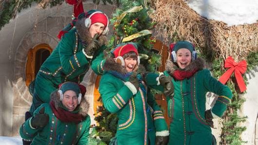 Esplora il Villaggio di Babbo Natale al Polo Nord con la foto di Mamma Natale di elfi felici fuori! Tanto divertimento al Polo Nord!