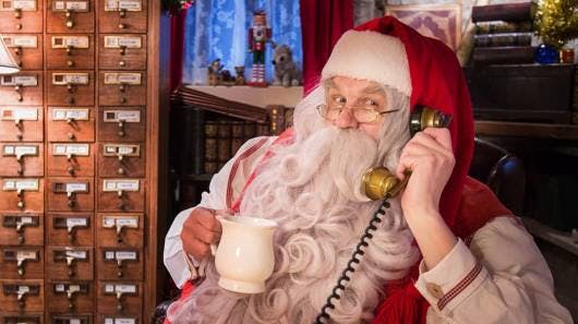 Explora las historias mágicas de la aldea de Santa en el Polo Norte con la foto - Santa en el Teléfono y un chocolate caliente  - en el álbum de Santa Claus.