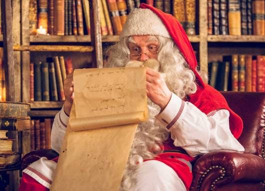 Explora las historias mágicas de la aldea de Santa en el Polo Norte con la foto - Santa con una lista - en el álbum de Santa.
