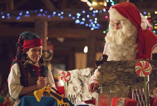 Explora las historias mágicas de la aldea de Santa en el Polo Norte con la foto - Santa con un duende y un juguete - en el álbum de Santa.
