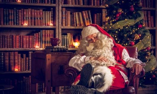 Explora las historias mágicas de la aldea de Santa en el Polo Norte con la foto - Santa durmiendo - en el álbum de Santa.