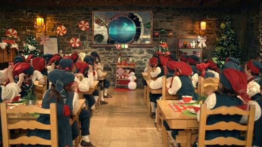 Explorez les histoires magiques du village du Père Noël au Pôle Nord avec la photo - Le repas des lutins - dans l'album de la Mère Noël.