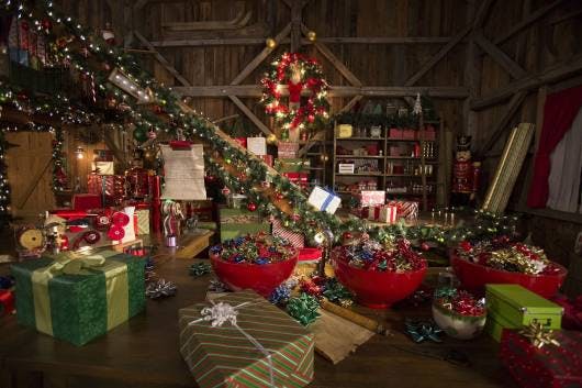 Explorez les merveilles magiques du pôle Nord avec la photo de Mère Noël d'un établi et de jouets. Toutes sortes de papiers d'emballage, de rubans et d'arcs!