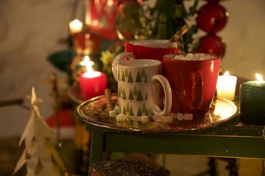 Explorez les merveilles magiques du pôle Nord avec la photo de Mère Noël d'une tasse de chocolat chaud.. Parfait pour se réchauffer lors des journées froides!