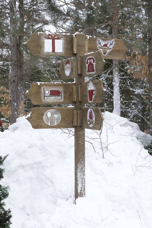 Explora las maravillas mágicas del Polo Norte con la foto del poste de señalización del pueblo. ¡Una excelente manera de saber a dónde vas!