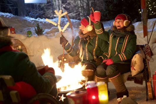 Esplora il Villaggio di Babbo Natale al Polo Nord con la foto di Mamma Natale di elfi che arrostiscono marshmallow, buonissimi!