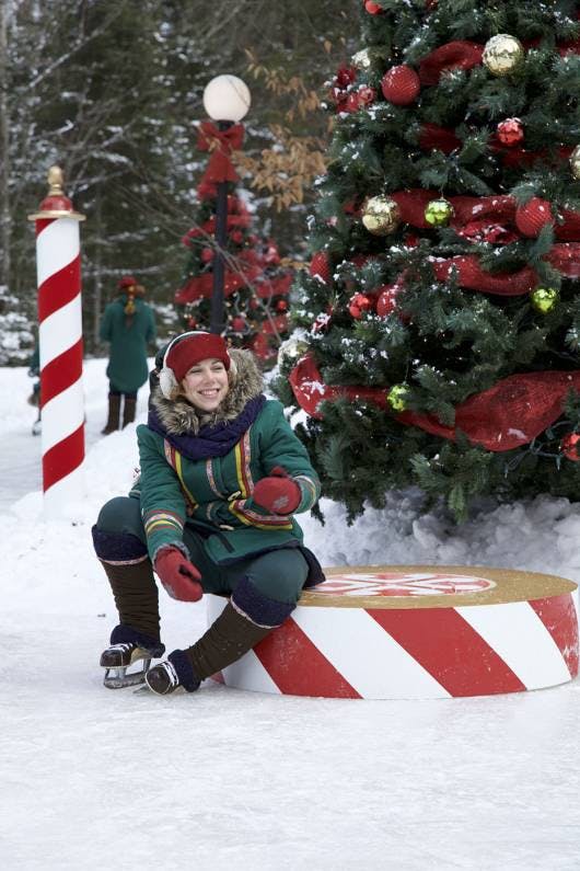 Esplora il Villaggio di Babbo Natale al Polo Nord con la foto di Mamma Natale di elfi che si prendono una pausa dal pattinaggio.