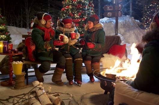 Esplora il Villaggio di Babbo Natale al Polo Nord con la foto di Mamma Natale di elfi caldi e accoglienti dal fuoco.