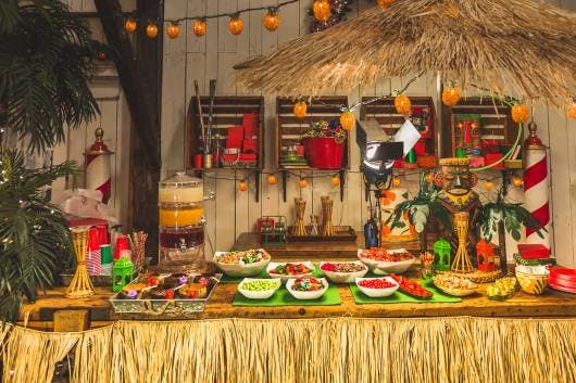 Explorez les merveilles magiques du village du Père Noël au Pôle Nord avec la photo de Mère Noël d'un buffet d'anniversaire spécial. J'ai faim!