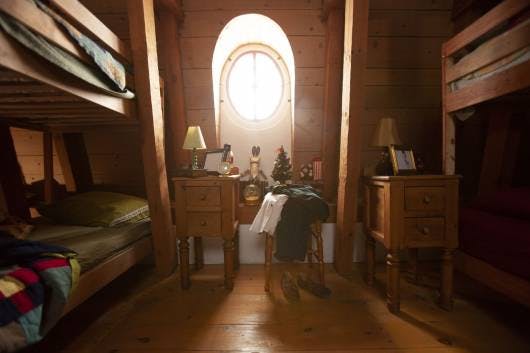 Explora las maravillas mágicas de Santa's Village en el Polo Norte con la foto de la señora Claus de un dormitorio de duende. Por favor, quédate quieto!