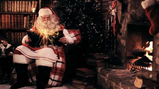 Explorez les merveilles magiques du village du Père Noël au Pôle Nord avec la photo de Mère Noël du Père Noël et un grand livre. Sage ou polisson ?