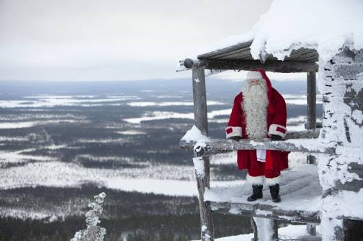 Explorez les merveilles magiques du village du Père Noël au Pôle Nord avec la photo de Mère Noël du Père Noël sur le balcon. Quelle vue magnifique!