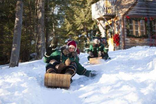 Esplora le magiche meraviglie del Villaggio di Babbo Natale al Polo Nord con la foto degli elfi di Mama Natale che si godono una passeggiata in slitta