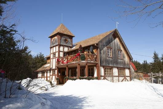 Explorez les merveilles magiques du village du Père Noël au Pôle Nord avec la photo de Mère Noël du grand hall. Que peut-il bien se passer à l’intérieur?