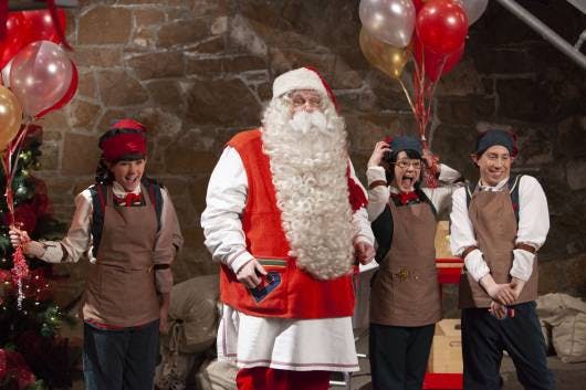 Esplora le meraviglie del Villaggio di Babbo Natale al Polo Nord con la foto di Babbo Natale di Babbo Natale in una parte di compleanno. Divertiamoci!