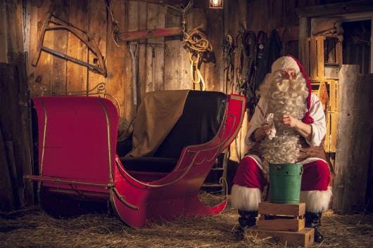 Explorez les merveilles magiques du village du Père Noël au Pôle Nord avec la photo de Mère Noël du Père Noël préparent le lichen des rennes.